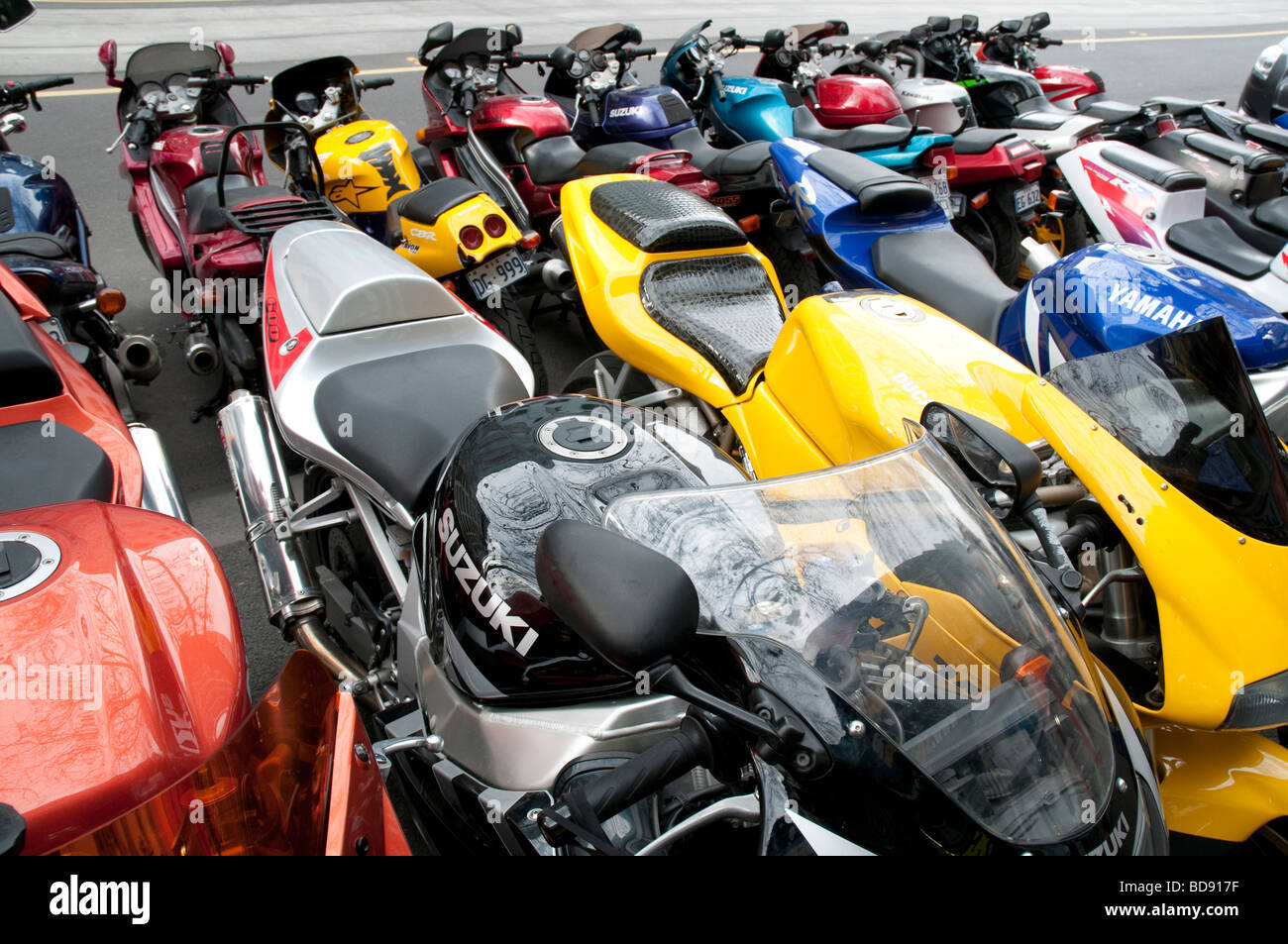 Les motos en stationnement Banque D'Images