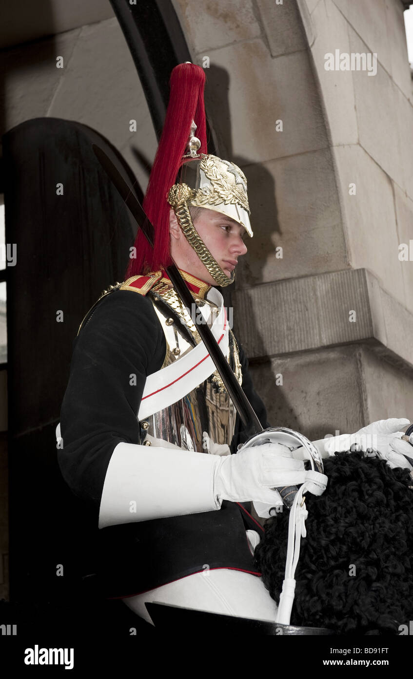 En service membre de la Horse Guards dans son uniforme de cérémonie dans une guérite à l'Admiralty Arch, Whitehall, Londres Banque D'Images