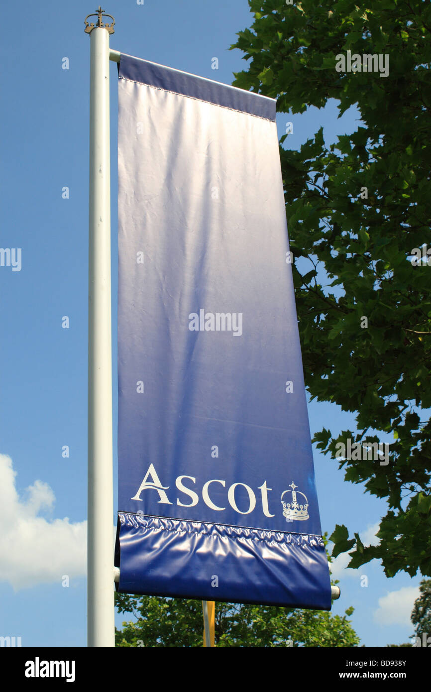 Panneau publicitaire à l'entrée principale de l'hippodrome d'Ascot, Berkshire, près de Windsor, Royaume-Uni. Banque D'Images
