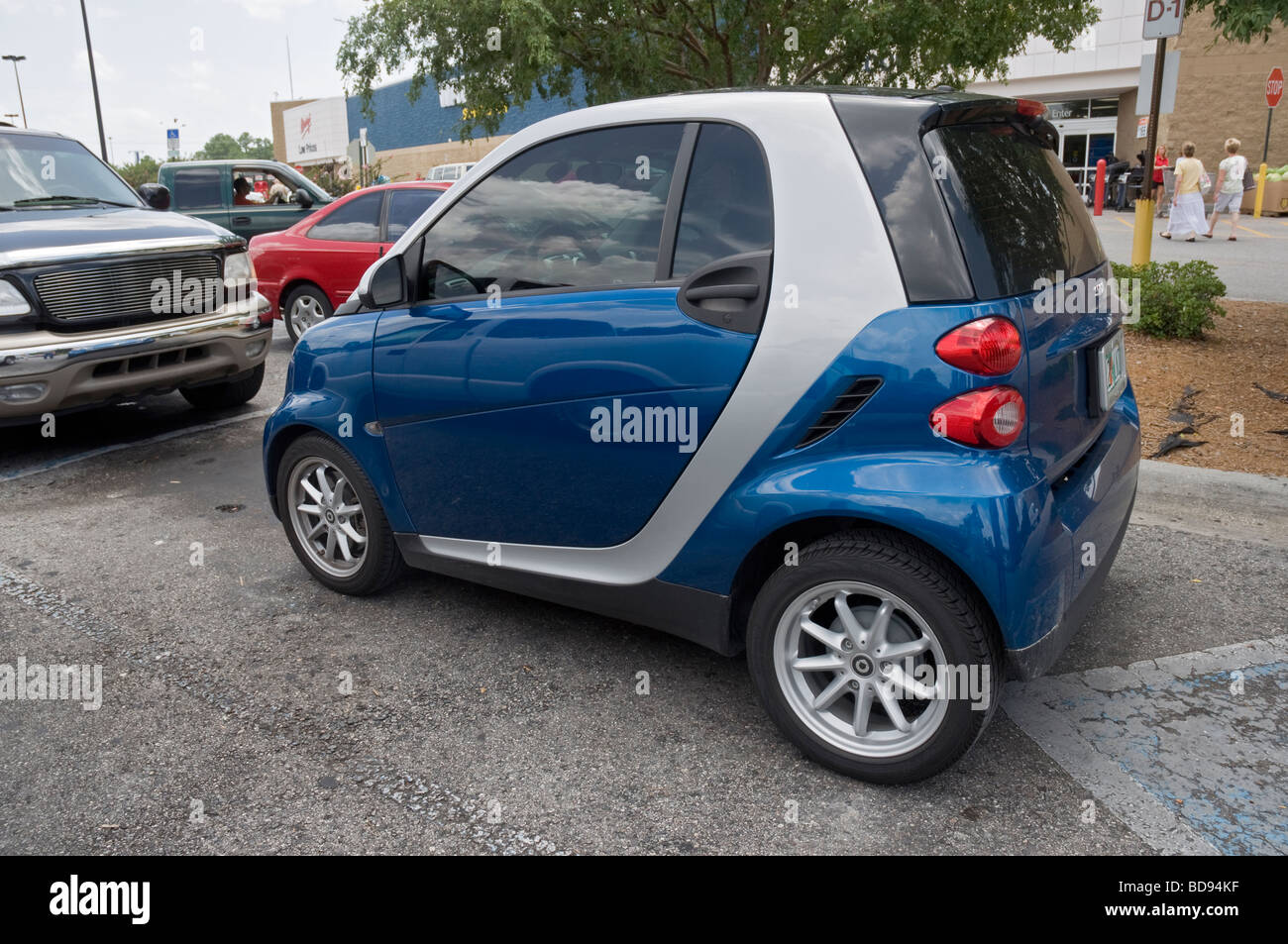 Smart fortwo minuscule petite voiture garée en face de la zone commerçante  Photo Stock - Alamy