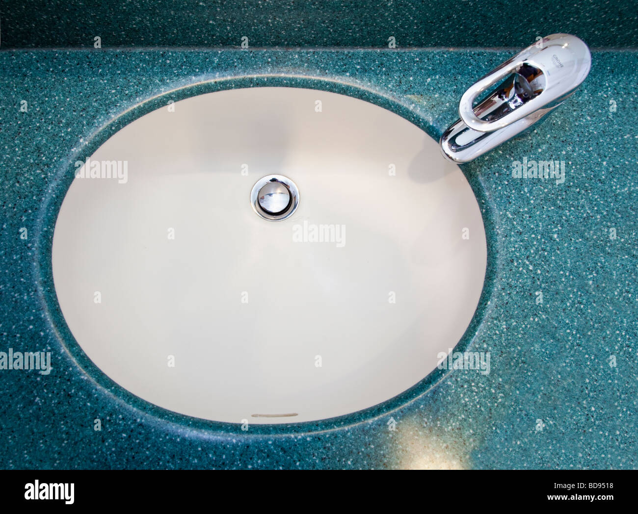 L'évier et le robinet d'une salle de bains de l'hôtel Banque D'Images