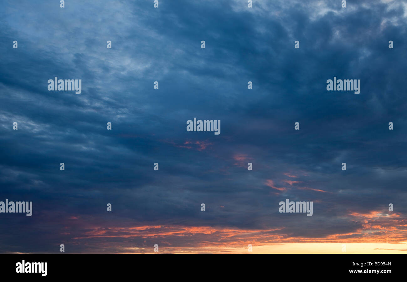 Crépuscule ciel crépusculaire avec des nuages stratocumulus au coucher du soleil Banque D'Images