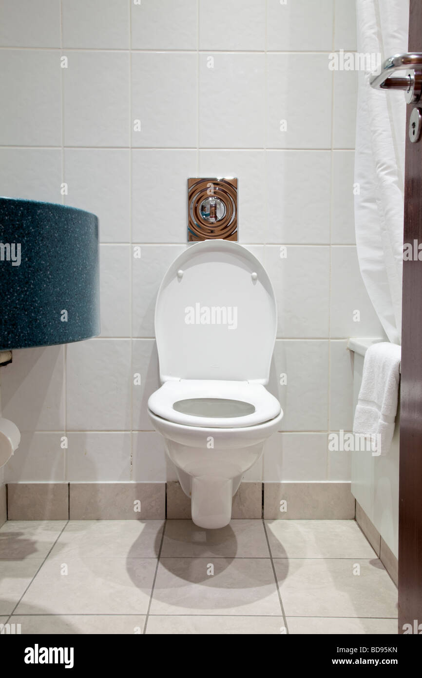 Toilettes toilettes dans un hôtel bains couvercle siège vers le bas Banque D'Images