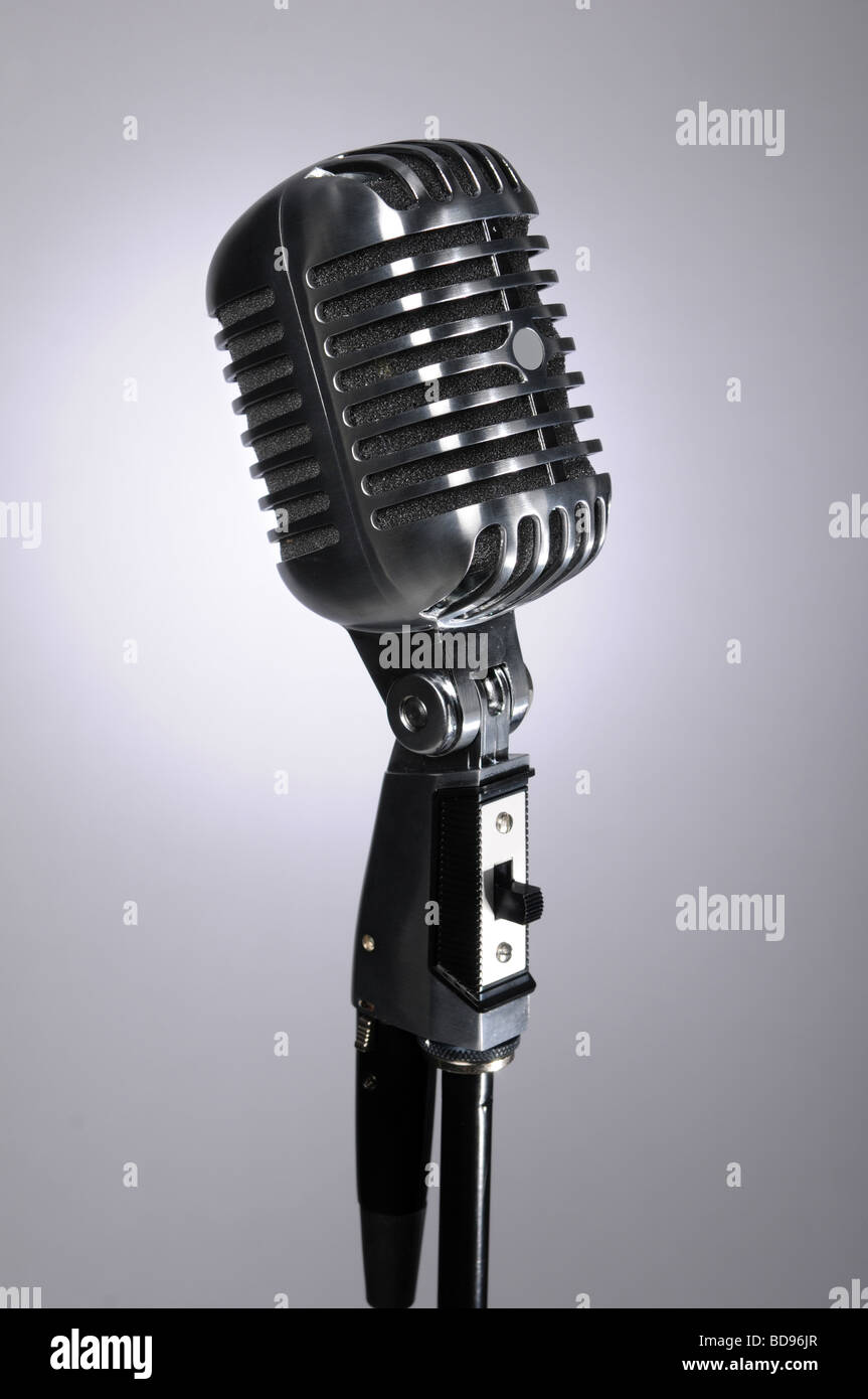 Microphone Vintage sur un arrière-plan avec Spotlight Banque D'Images