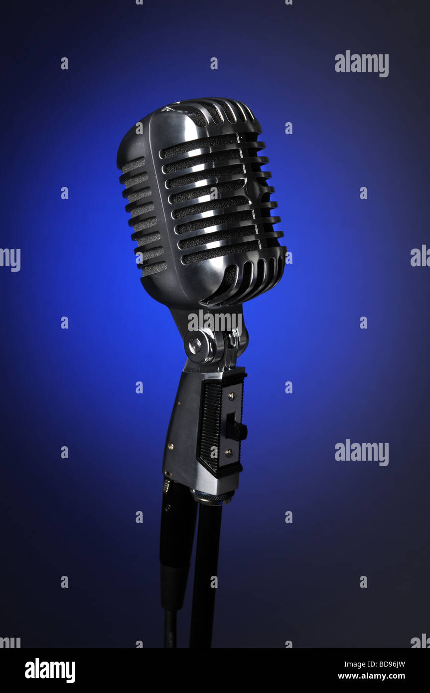 Microphone Vintage sur fond bleu avec Spotlight Banque D'Images