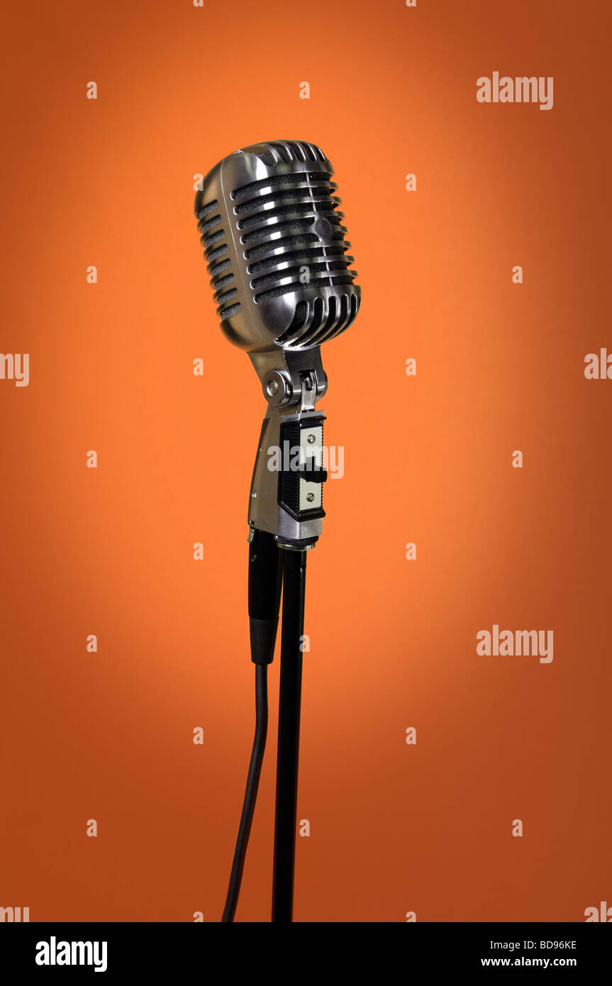 Microphone Vintage sur fond orange Banque D'Images