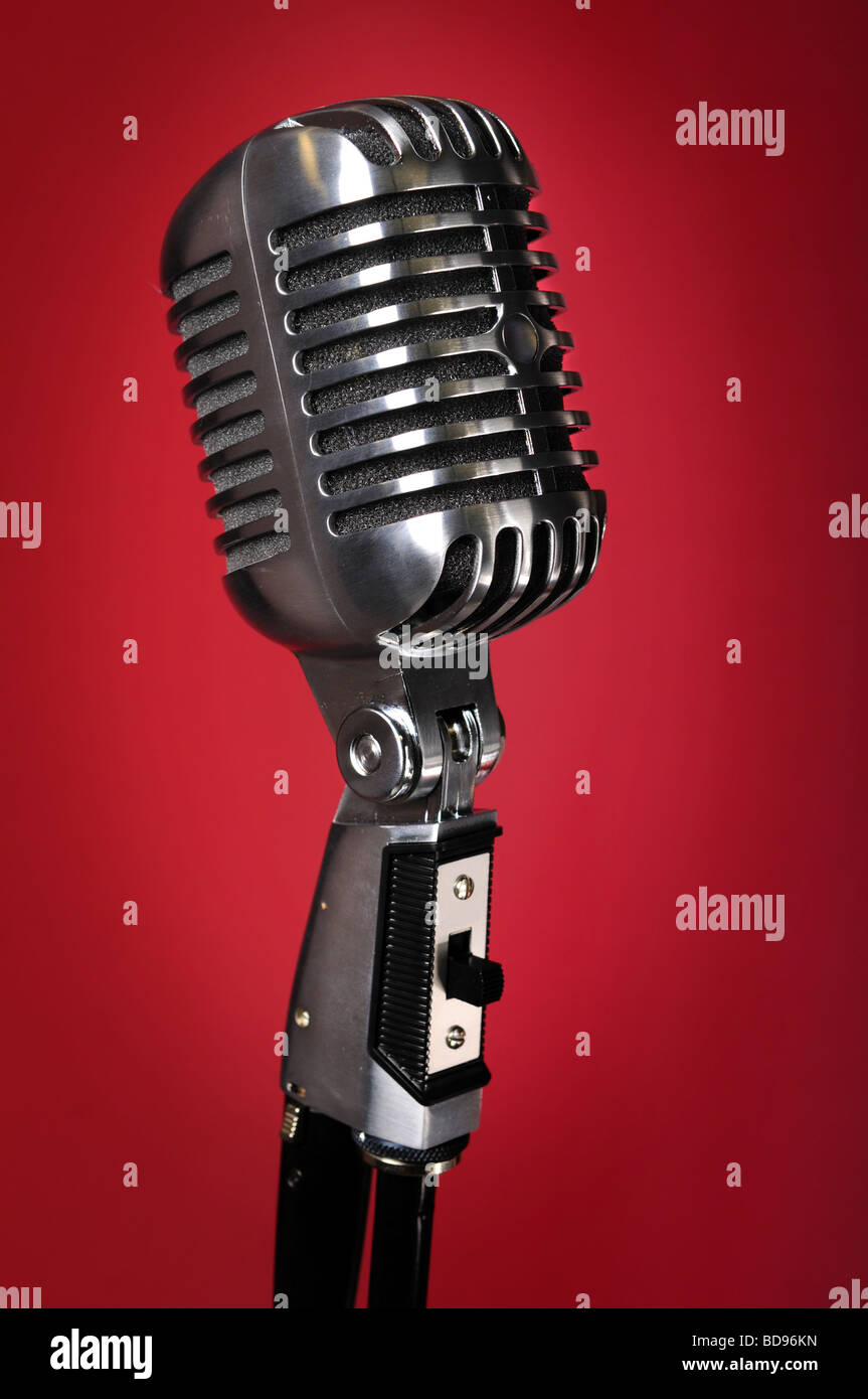 Microphone Vintage sur fond rouge Banque D'Images