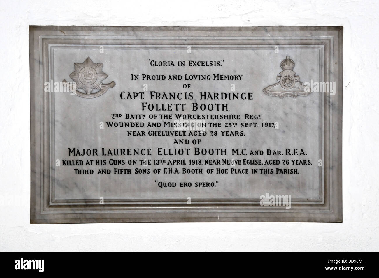 Plaque à la mémoire du Capitaine Hardinge Follet Stand et grands Laurance Elliot Stand M C et d'un bar à St Peter s'Église en vieux Woking Banque D'Images