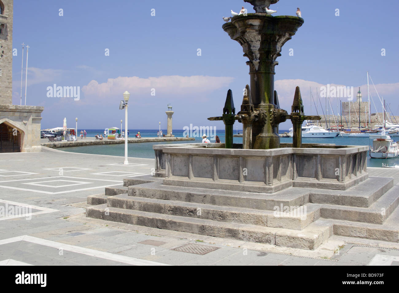 En dehors de l'Église Fontaine Evangelismos (Annonciation) au port de Mandraki Rhodes Rhodes Dodécanèse, Grèce Banque D'Images