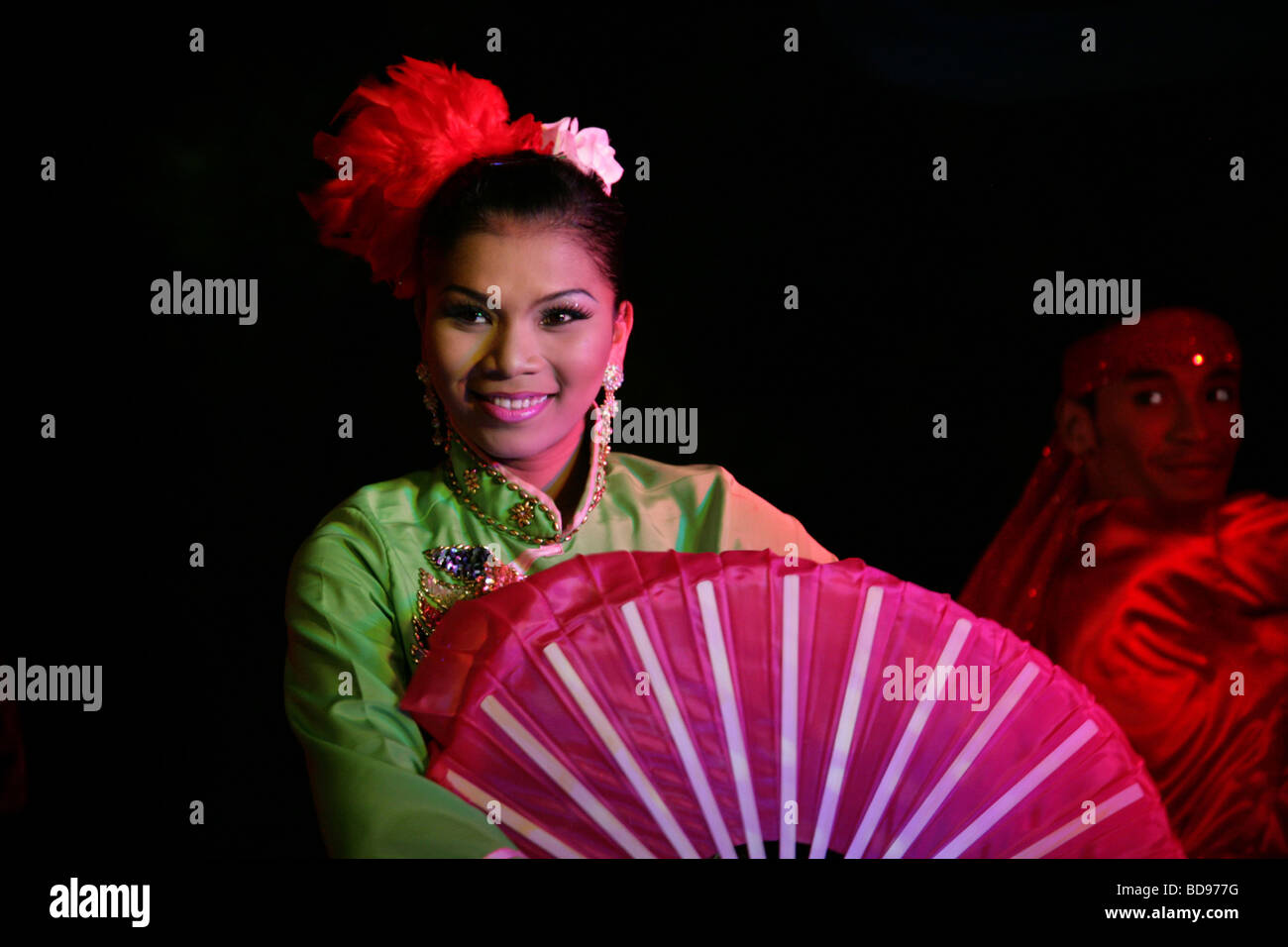 Troup de danseurs d'effectuer à l'extérieur nuit à Penang, Malaisie Banque D'Images