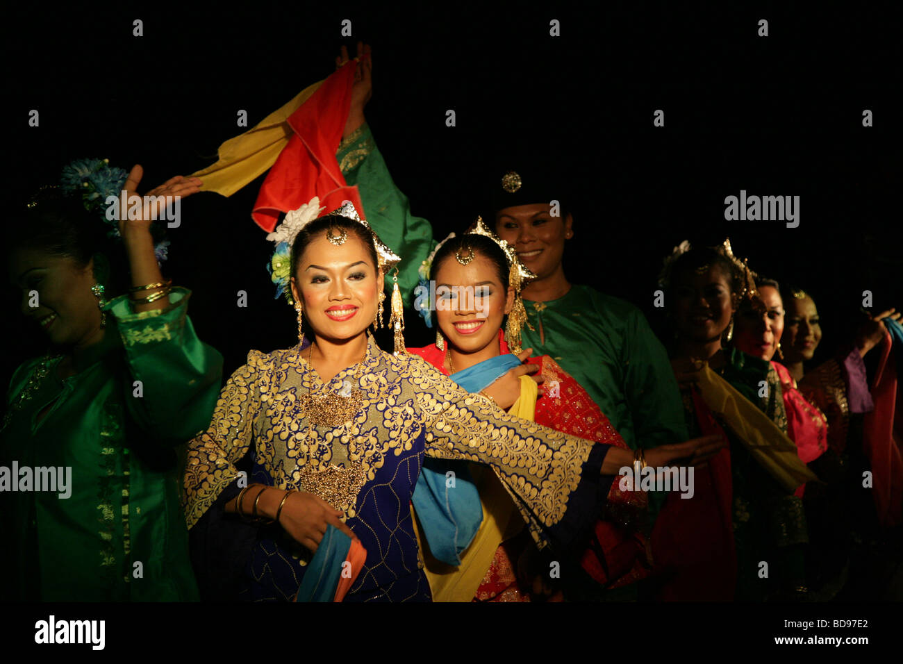 Troup de danseurs d'effectuer à l'extérieur nuit à Penang, Malaisie Banque D'Images