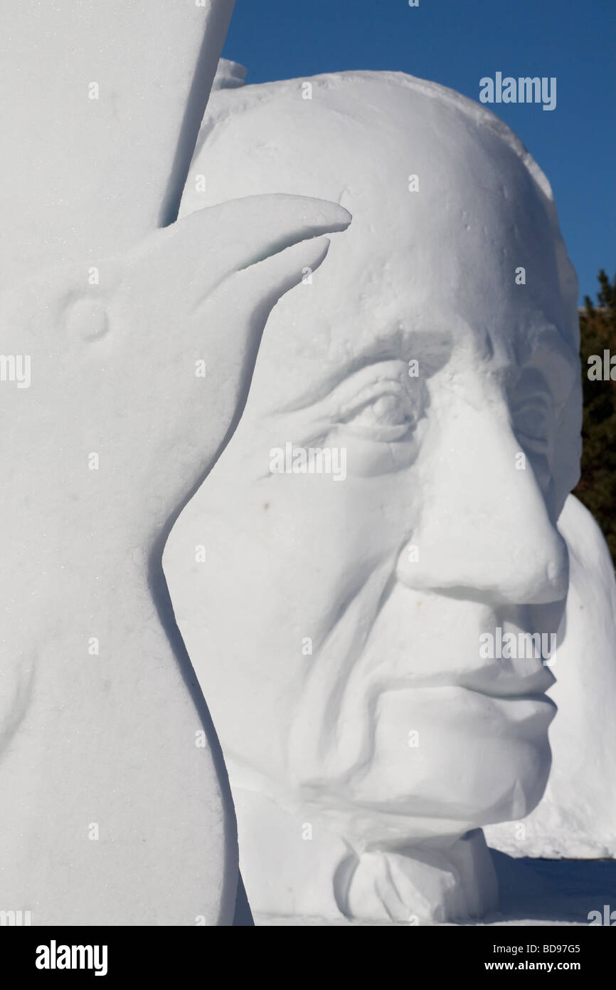 Le corbeau et Sir John A. Macdonald de sculptures de neige. Un concentré, immense buste de premier premier ministre du Canada derrière un corbeau Banque D'Images