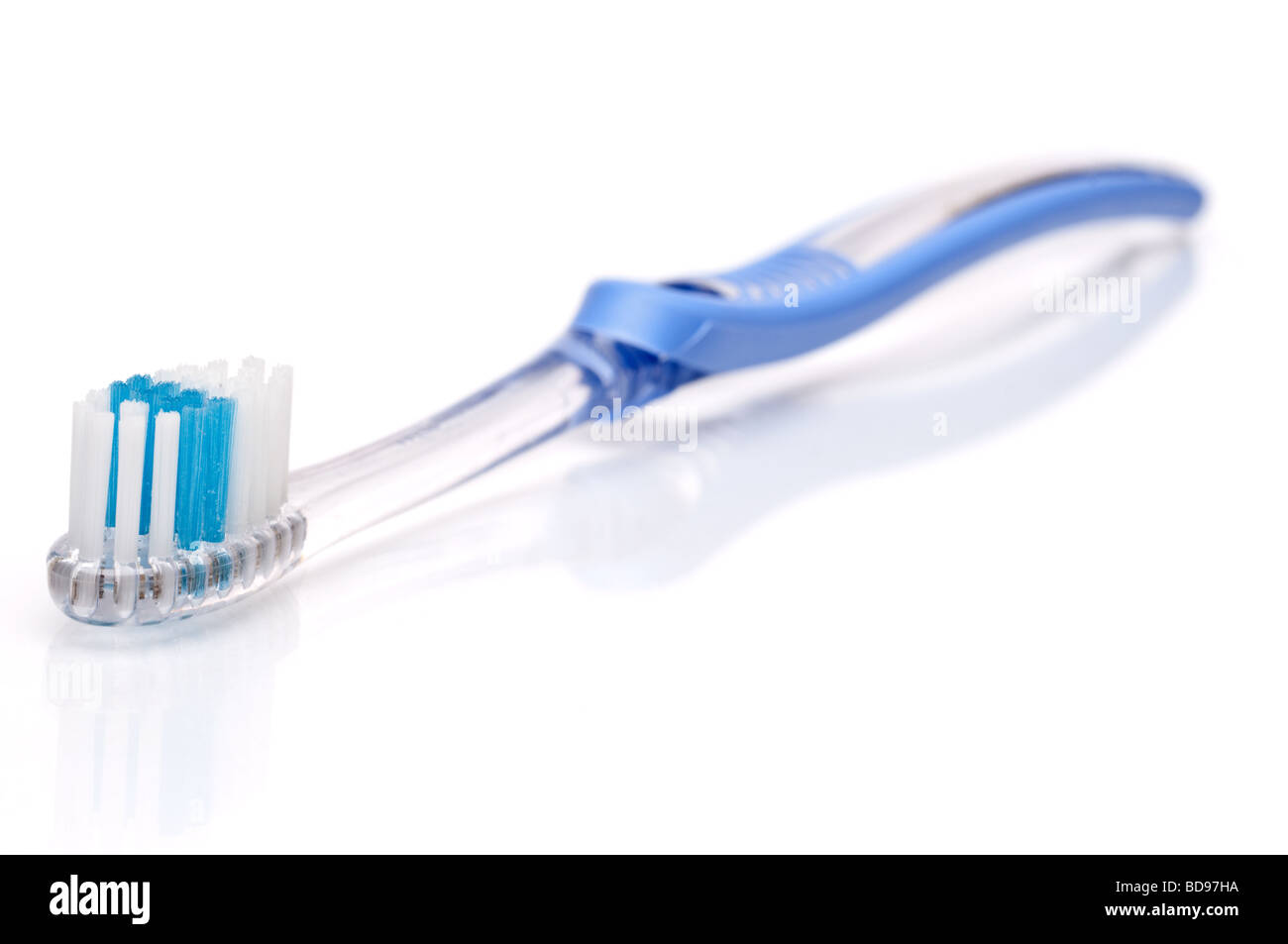 Brosse à dents peu profondes horizontales axée sur une surface blanche Banque D'Images
