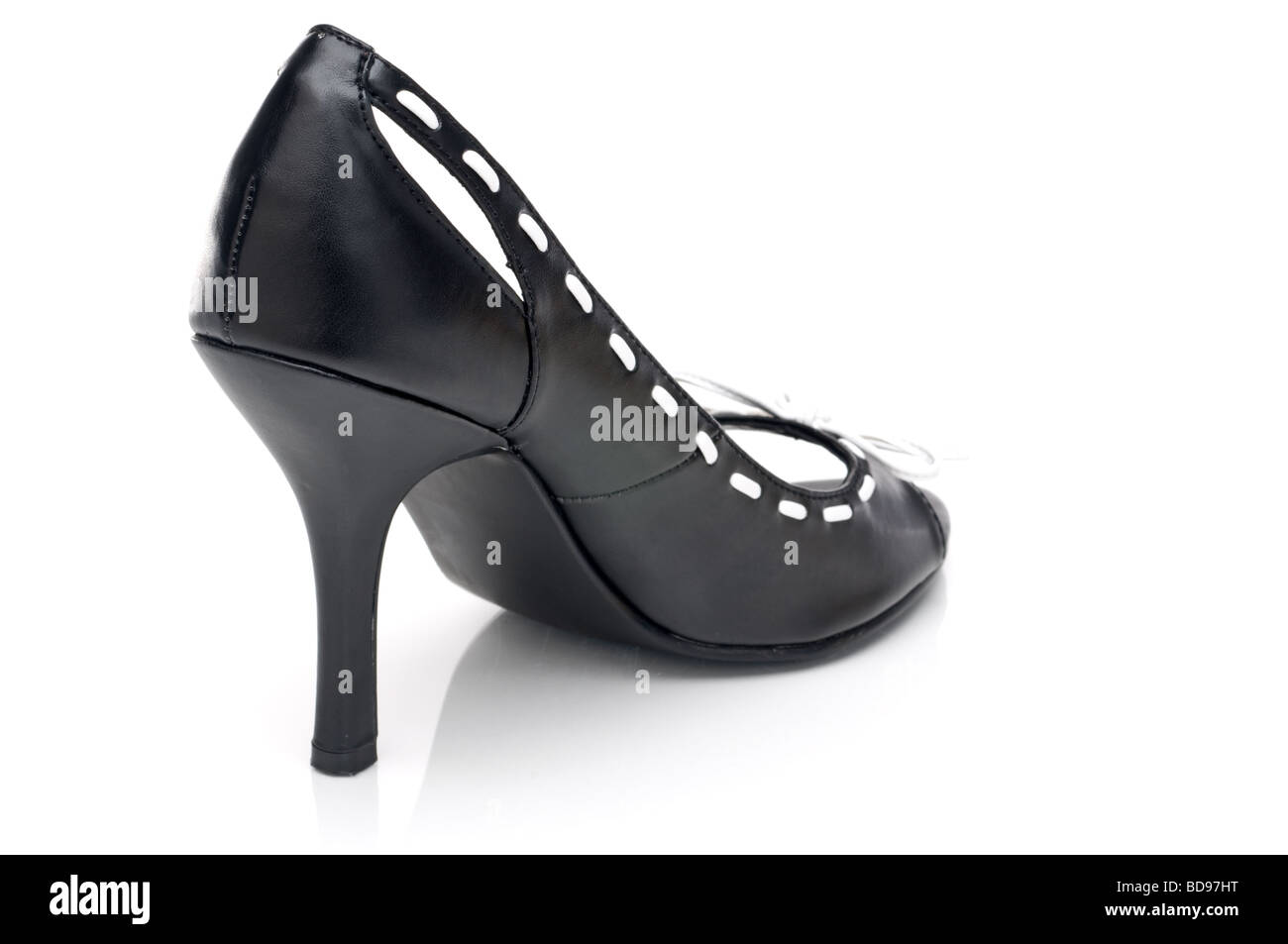 Close up of a horizontal cuir noir chaussure haut talon womans Banque D'Images