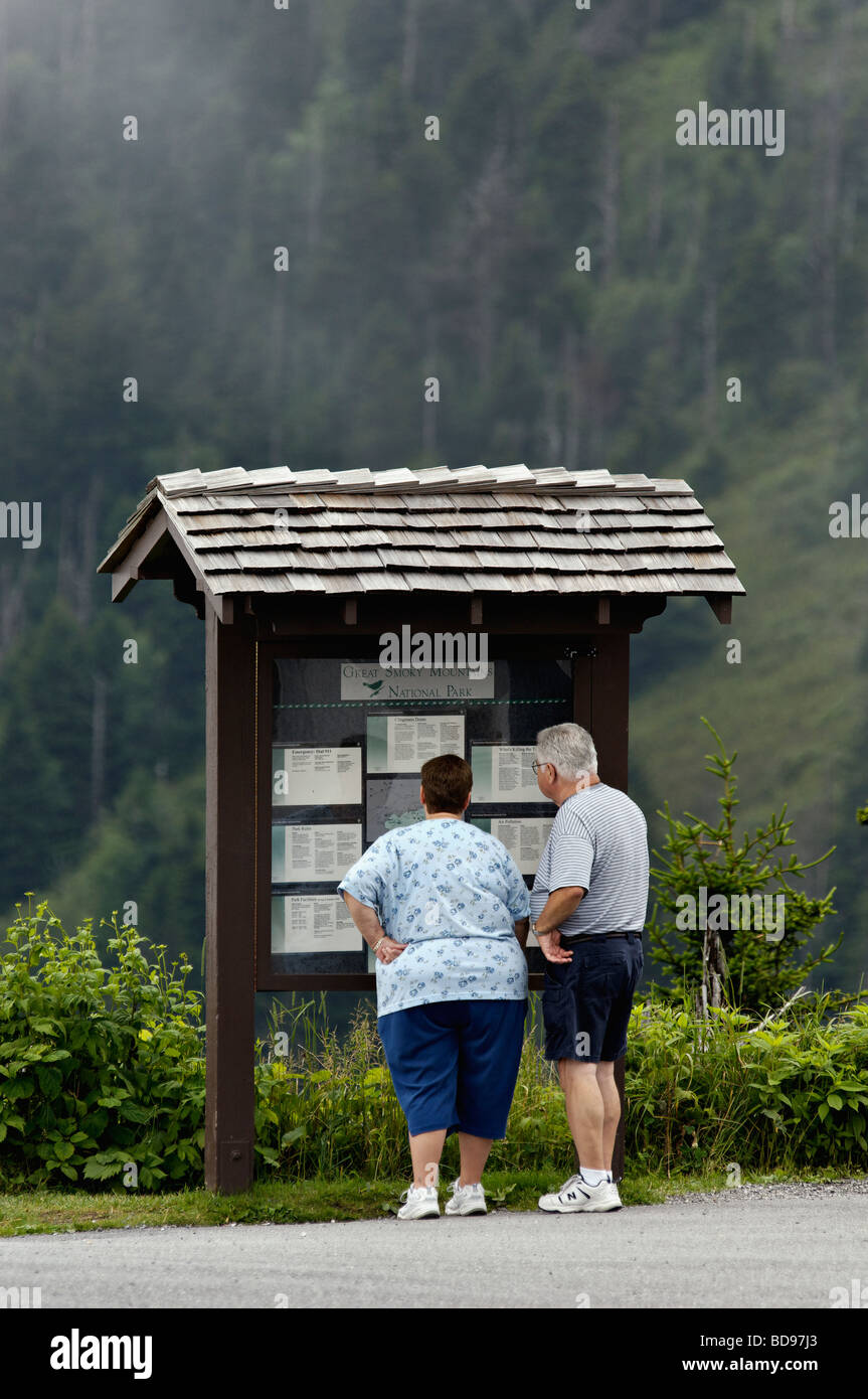 Plus d'information à affichage dynamique Couple Clingmans Dome dans le Great Smoky Mountains National Park en Caroline du Nord Banque D'Images