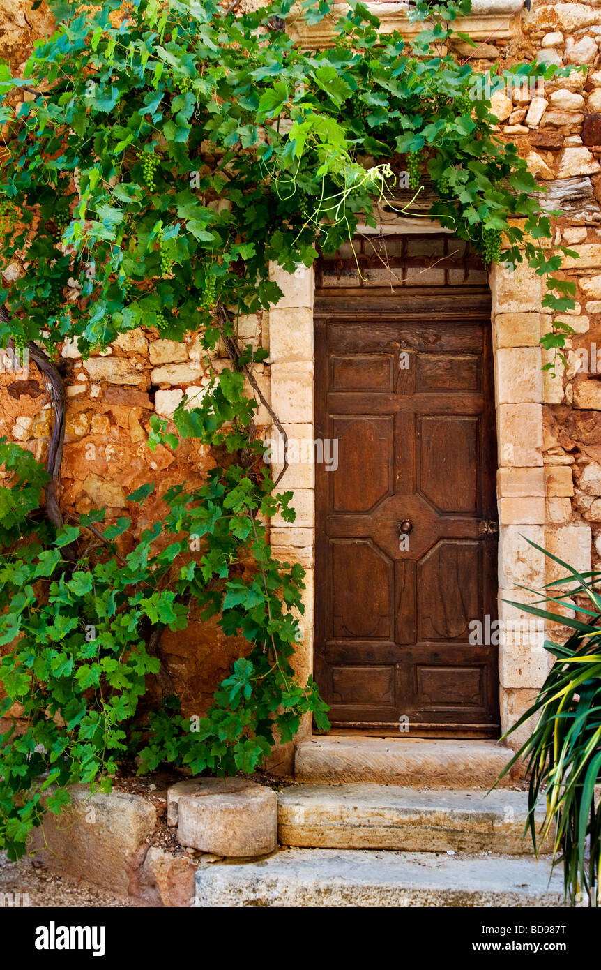 Entouré de lierre porte à Roussillon, Provence France Banque D'Images