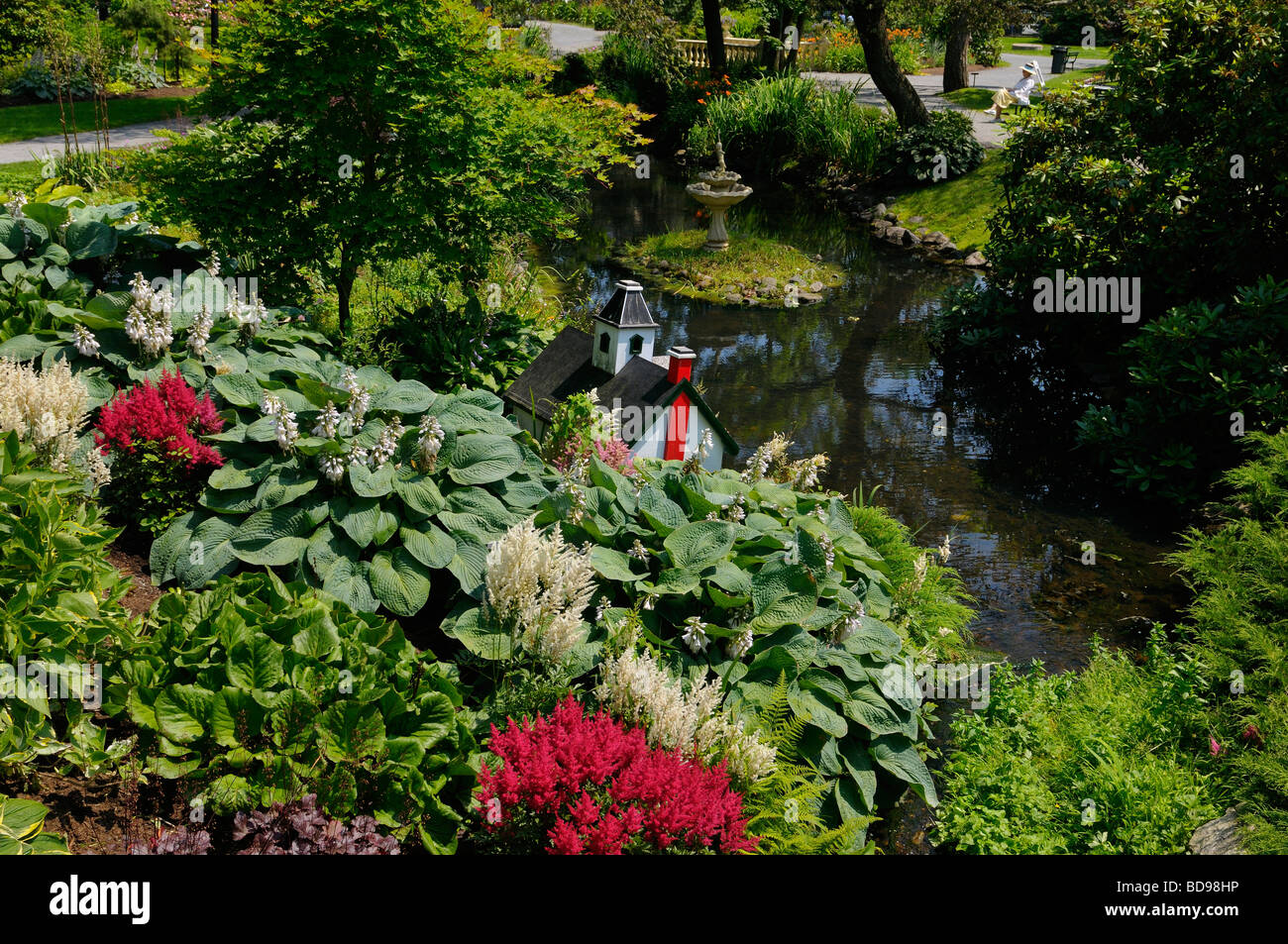 Stream et fleurs à l'ère victorienne historique des jardins publics de Halifax en Nouvelle-Écosse Banque D'Images