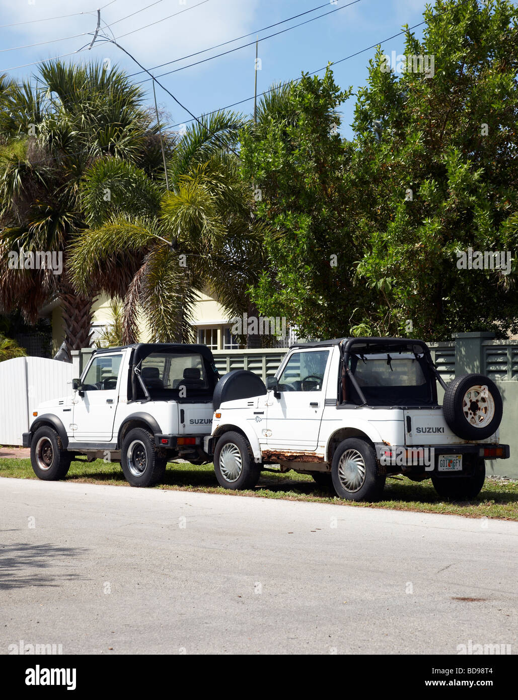 Deux camions identiques garée à côté de l'autre Banque D'Images