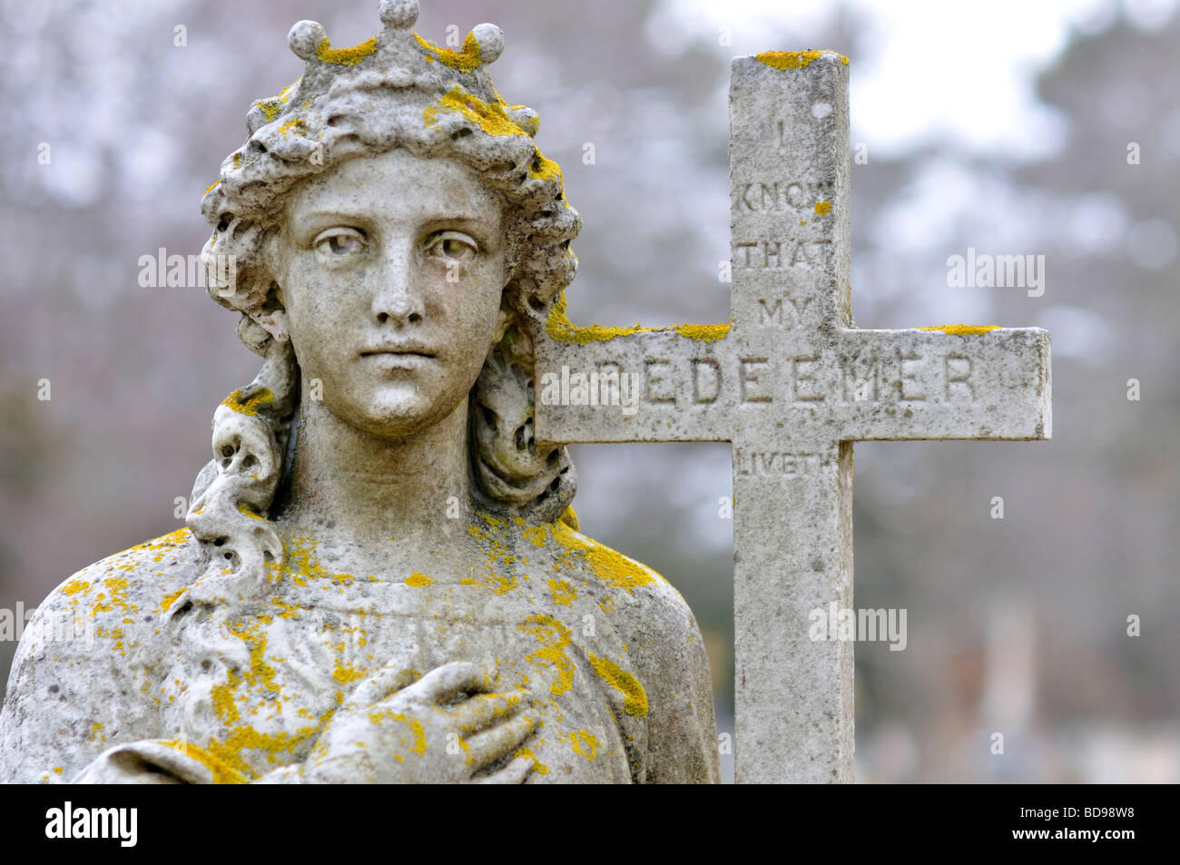 Vieux cimetière statue de femme tenant la croix du Rédempteur Banque D'Images