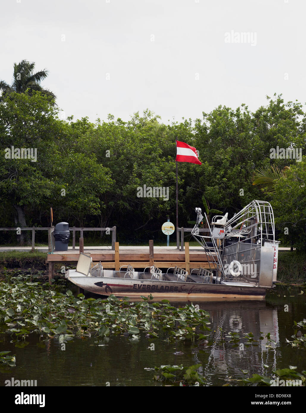 Everglades Airboat assis dans le dock à côté du drapeau autrichien Banque D'Images