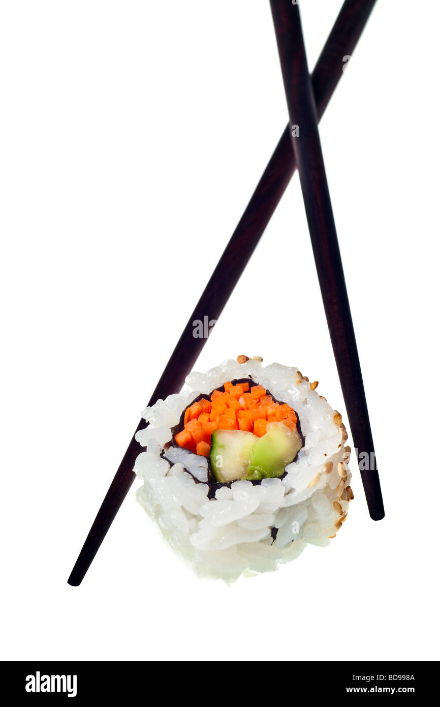 Rouleau de sushi végétarien en Californie avec le riz et les algues isolé sur fond blanc Banque D'Images