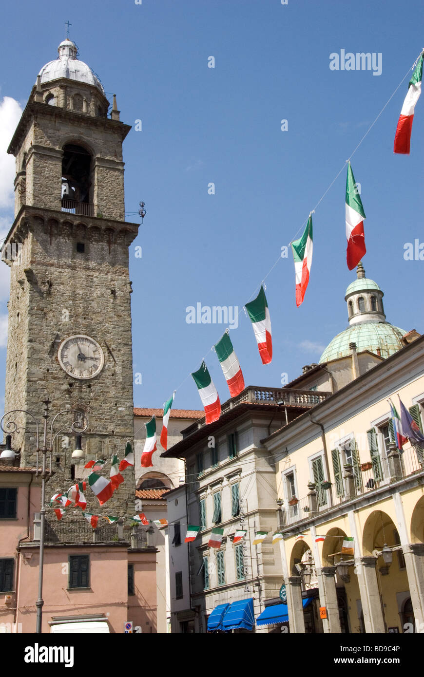 Piazza principale dans la ville de Lucca avec drapeau italien noir sur la place Banque D'Images