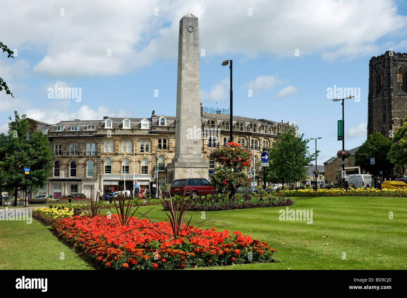 Le centre-ville de Harrogate et War Memorial en été North Yorkshire Angleterre Royaume-Uni Royaume-Uni GB Grande Bretagne Banque D'Images
