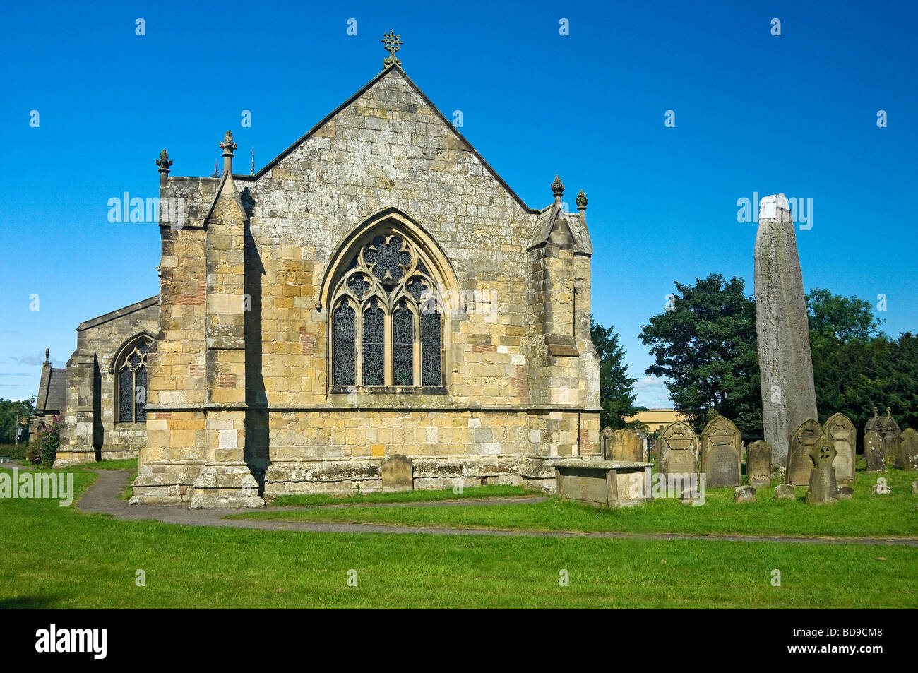 Rudston monolithe sur le parvis de l'église All Saints de l'été dans l'East Yorkshire England UK Royaume-Uni GB Grande Bretagne Banque D'Images