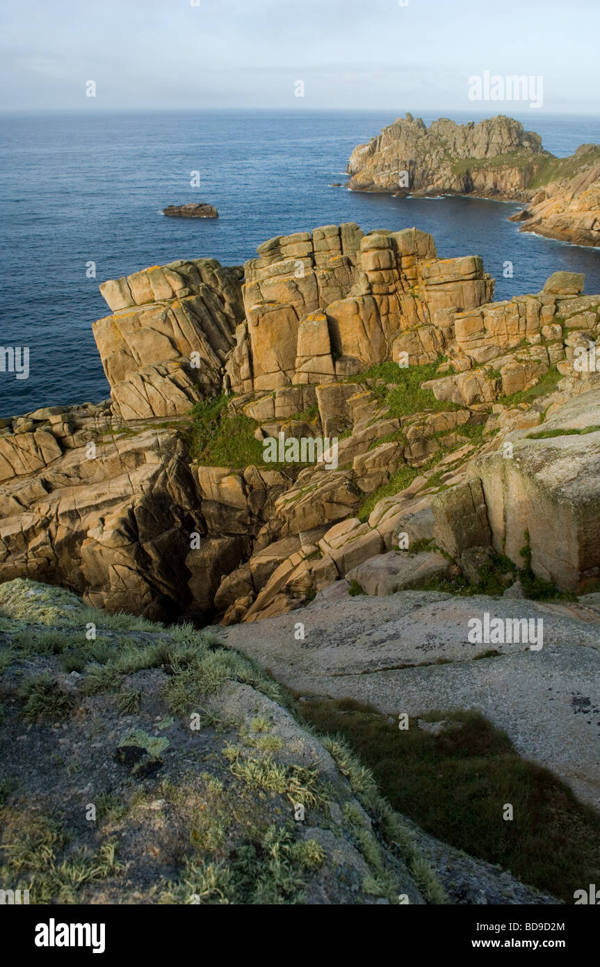 Rock formations in matin soleil près de Treen, West Penwith, Cornwall, UK Banque D'Images