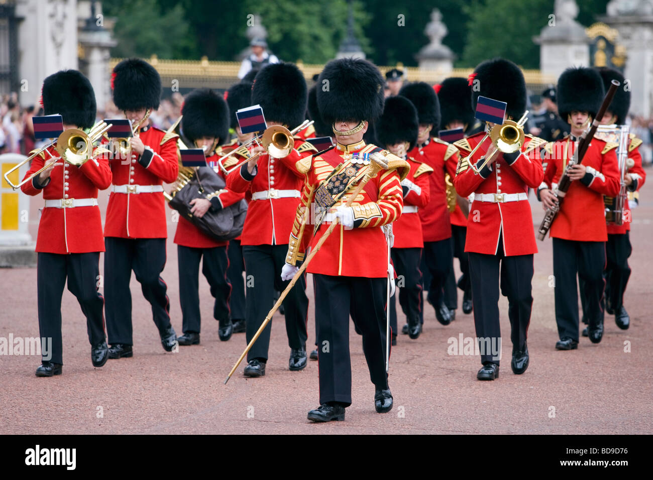 La bande de la Coldstream Guards quitte le palais de Buckingham après le changement de la Garde côtière canadienne, Londres, Grande-Bretagne Banque D'Images