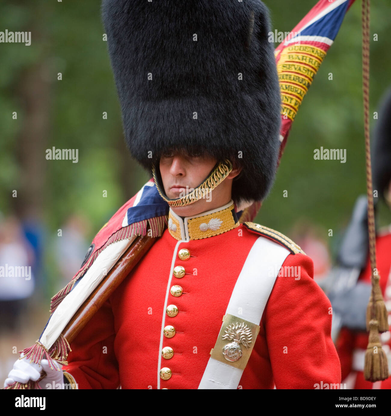 Un Ensign de la Grenadier Guards quitte après la relève de la garde, Buckingham Palace, Londres, Grande-Bretagne Banque D'Images