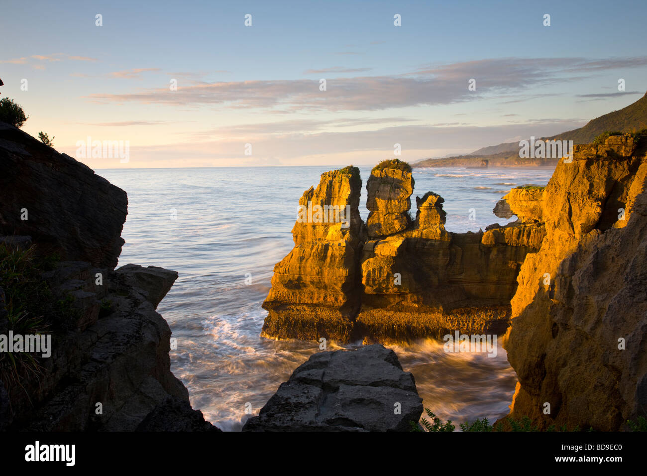 La pile de la mer de la côte ouest Punakaiki ile sud Nouvelle Zelande Banque D'Images La pile de la mer de la côte ouest Punakaiki ile sud Nouvelle Zelande Banque D'Images