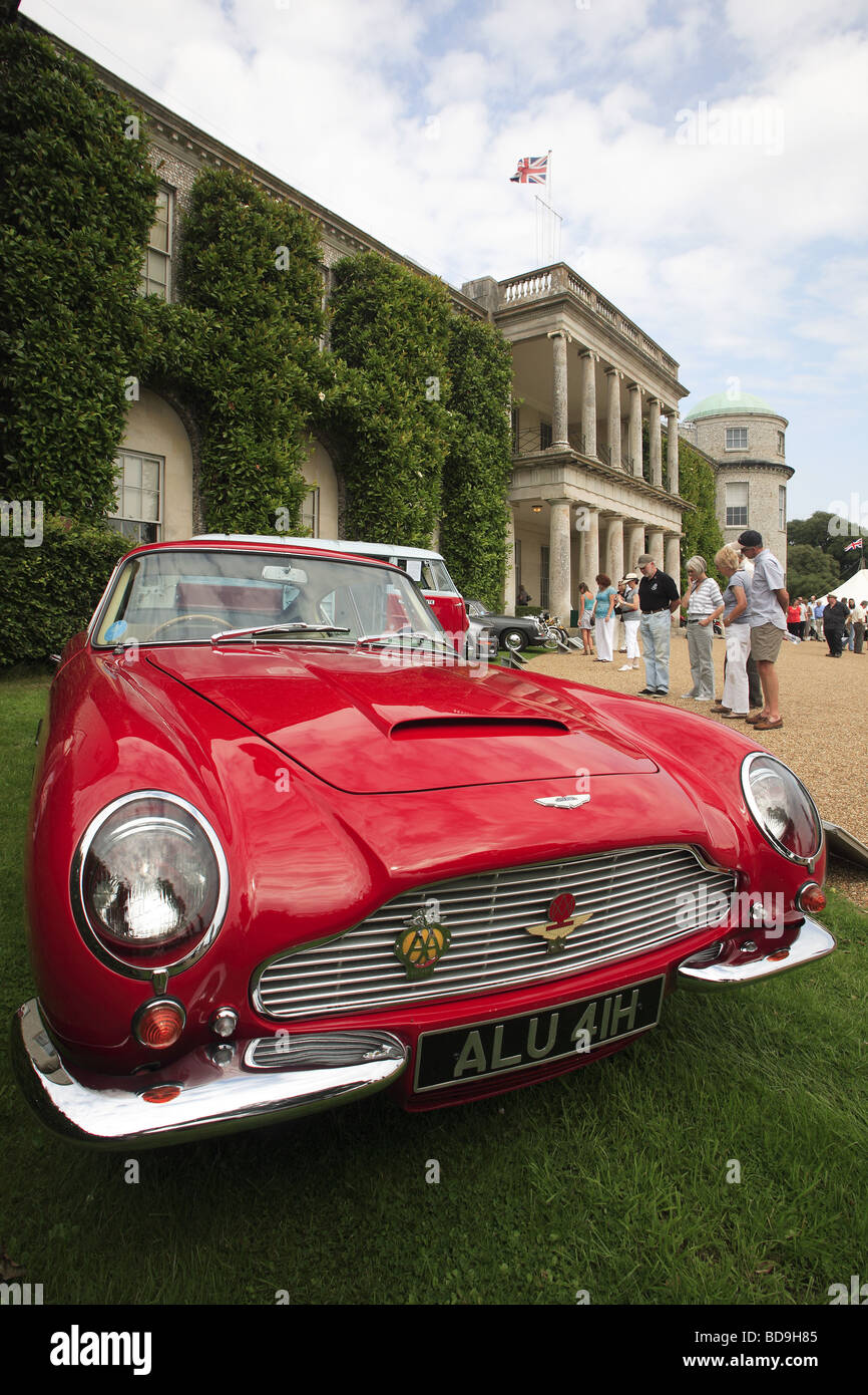 1989 Aston Martin rouge garée en face de Goodwood House, West Sussex, England, UK Banque D'Images