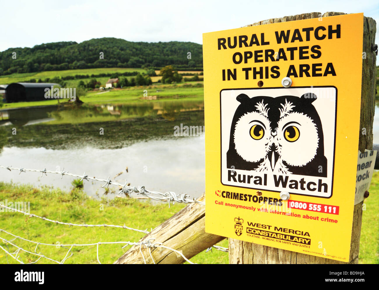 Un panneau jaune lumineux indiquant que les régions rurales montre fonctionne sur la ferme Banque D'Images