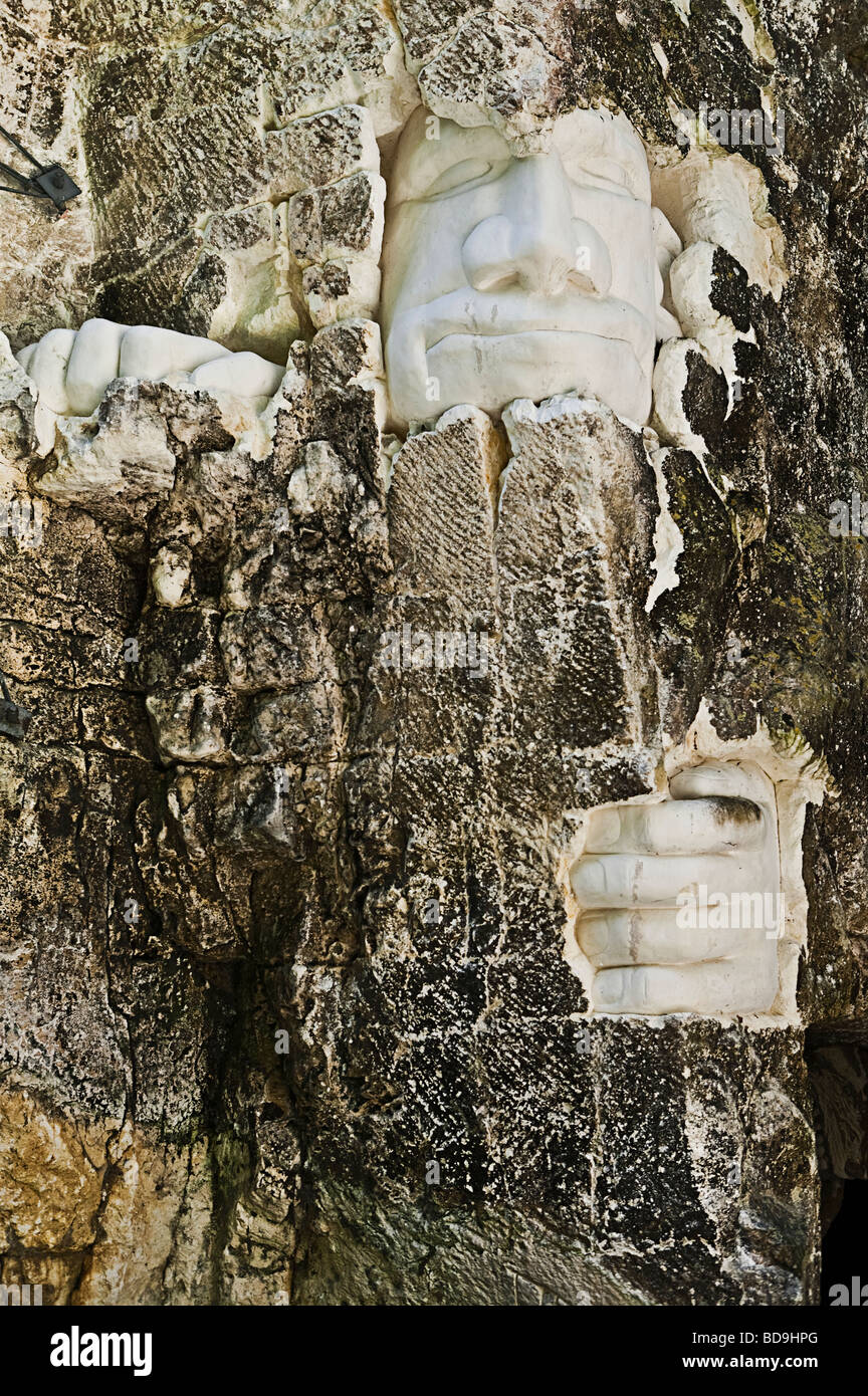 Sculpture Monumentale d'un homme le visage et les mains dans une carrière de pierre Grazannes Alain-Paul Donit [par] Banque D'Images