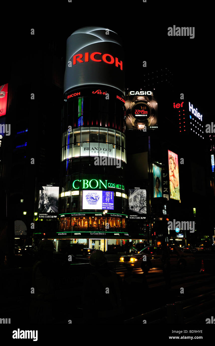 Vue de la nuit de Yon-chome crossing souvent appelé 4-chome intersection dans Ginza Tokyo Japon Banque D'Images