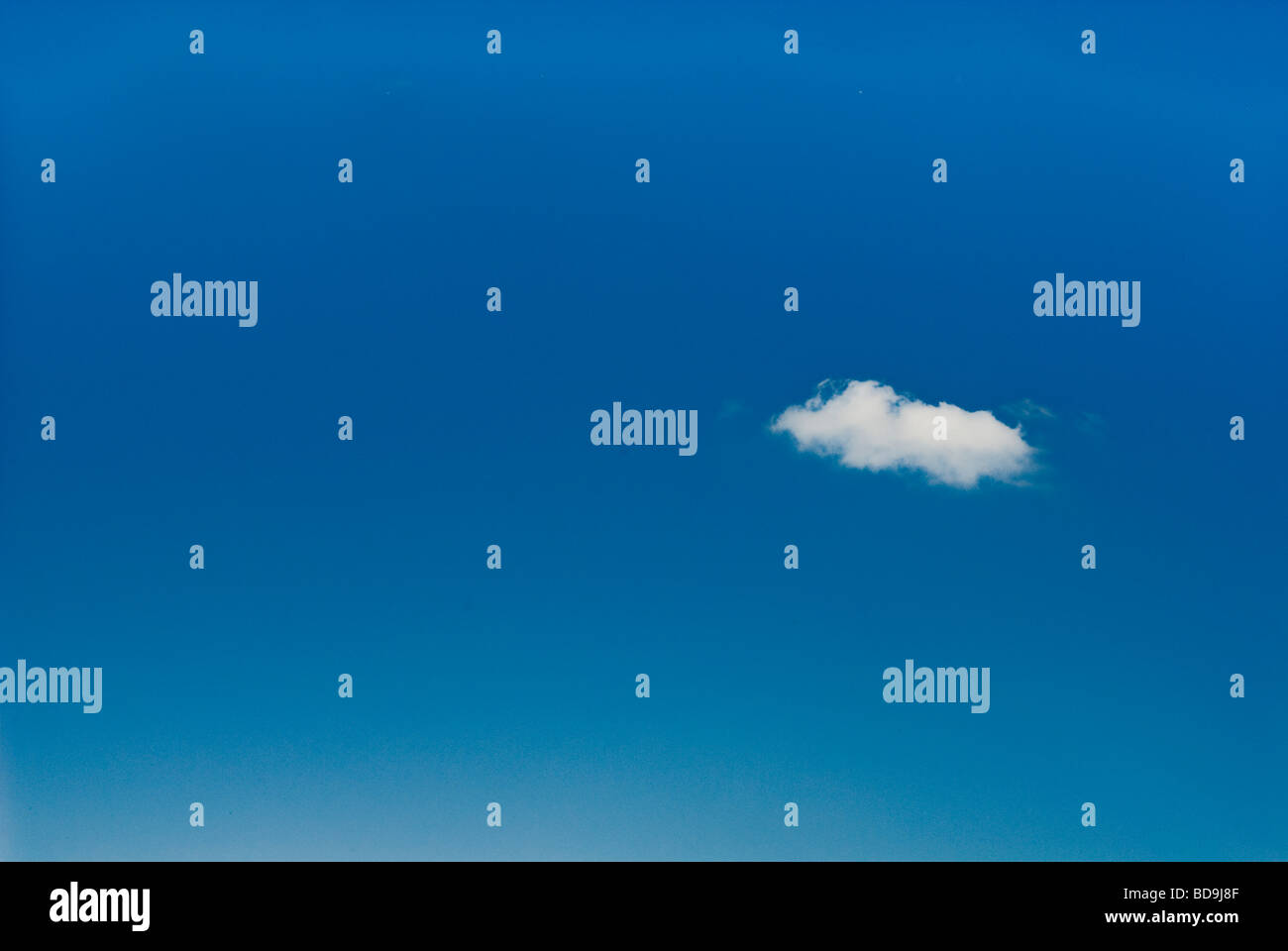 Un seul nuage dans un ciel bleu Banque D'Images