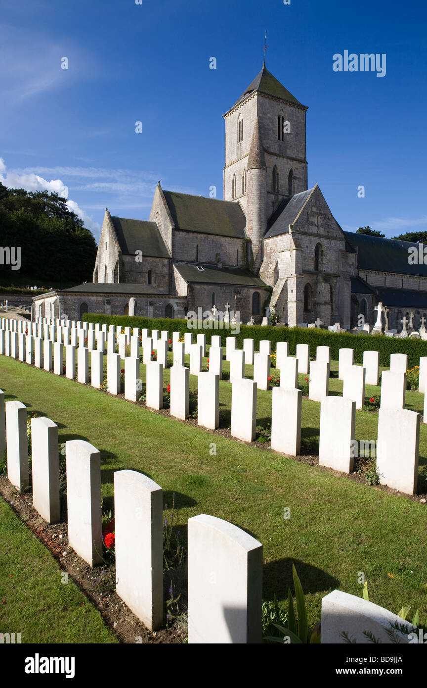 Cimetière militaire de la part d'Etretat avec l'église de NotreDame en