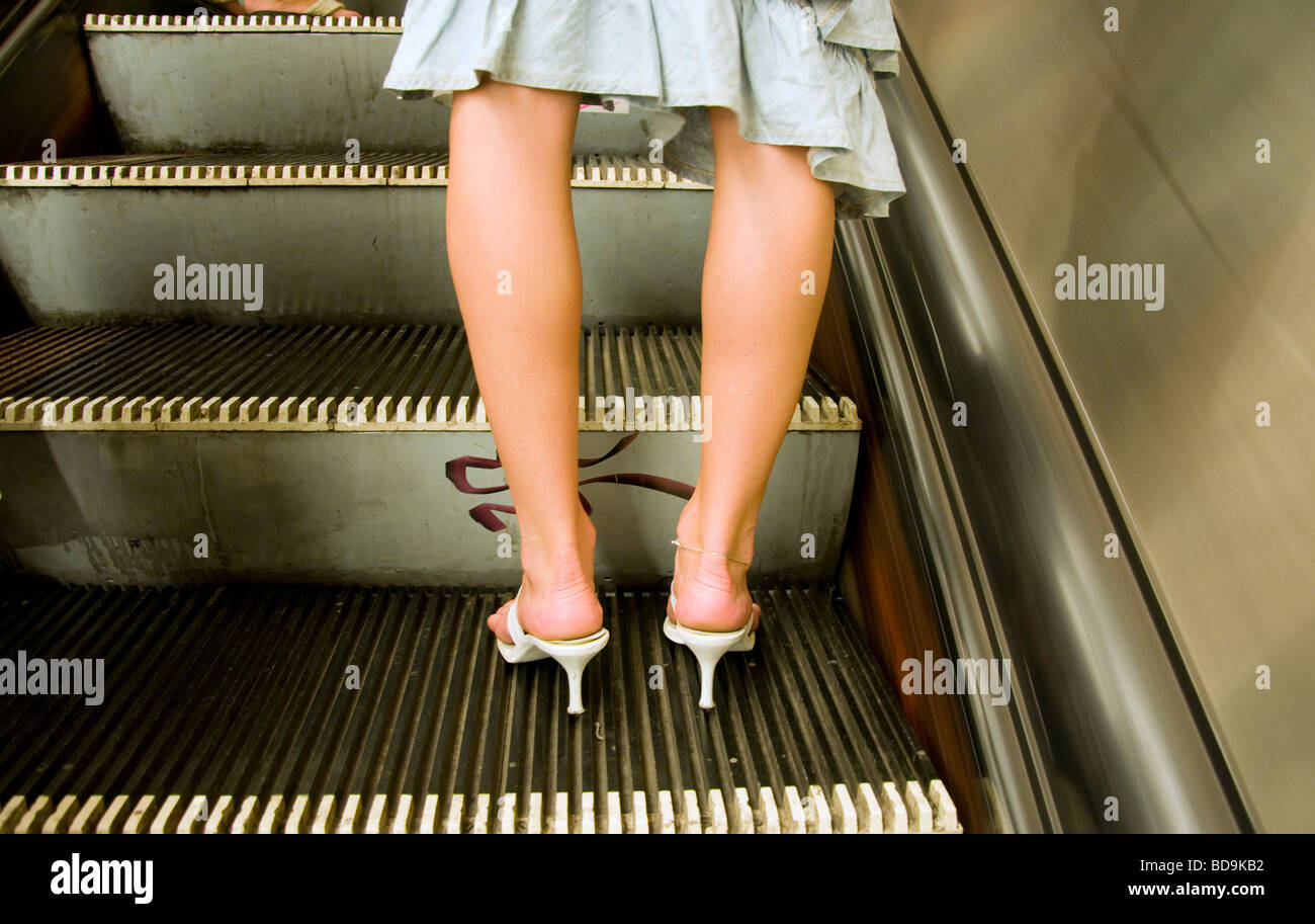 Budapest, Hongrie. Femme avec les jambes arquées sur l'escalator dans le  métro Photo Stock - Alamy