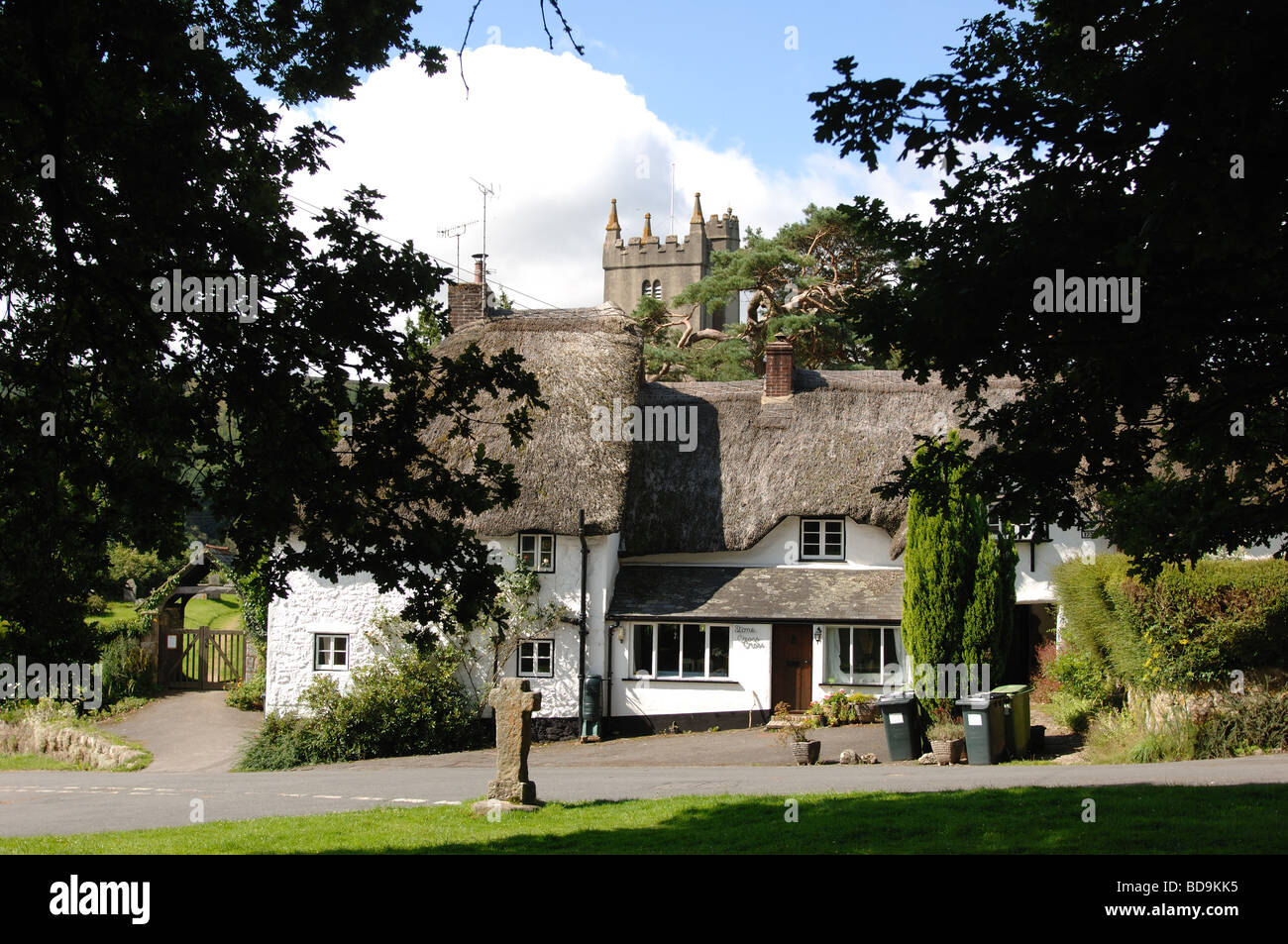 Thatched cottage et l'église en Amérique du Dartmoor National Park Village Bovey Devon, Angleterre Banque D'Images