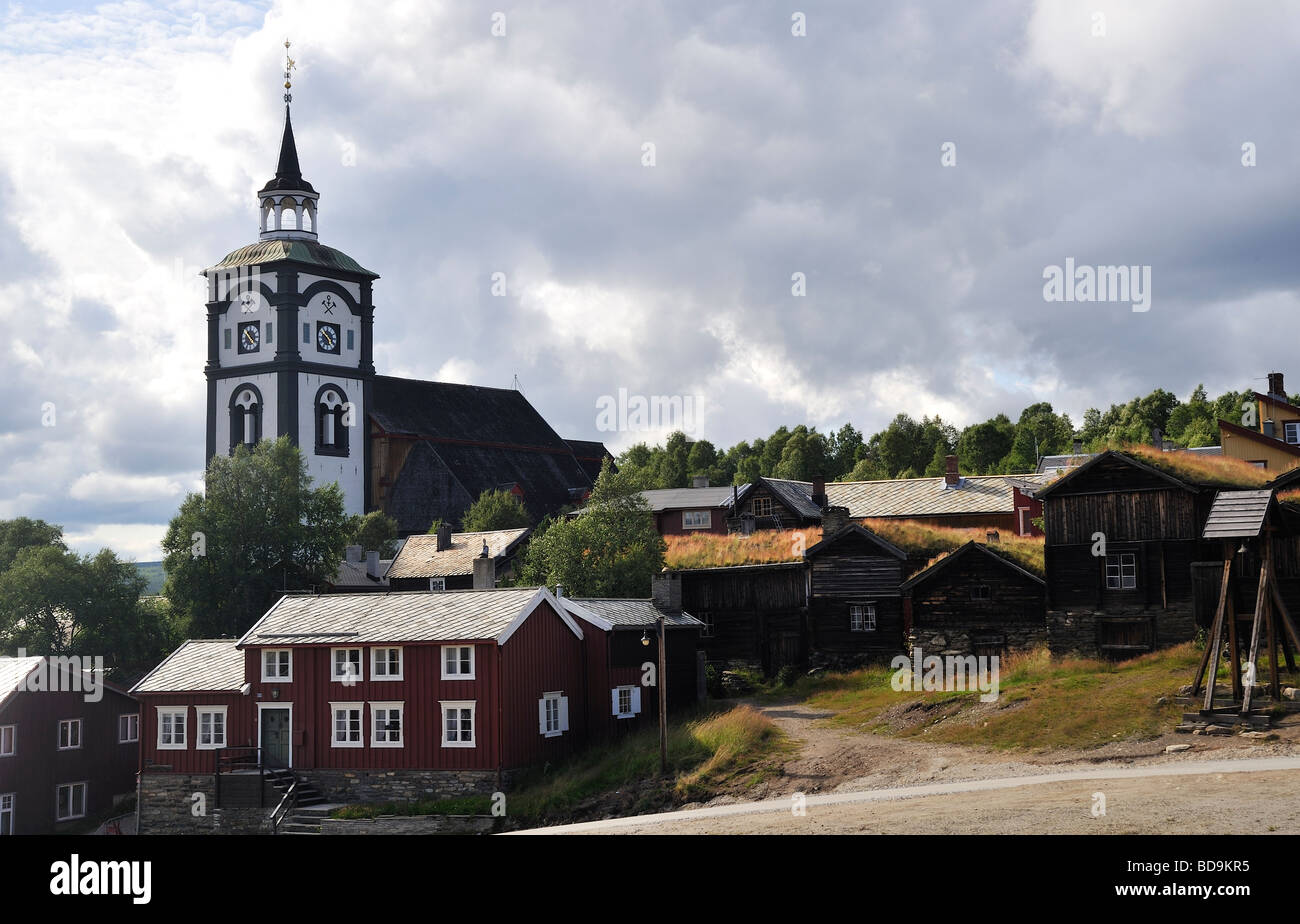 Maisons en bois et l'église dans la vieille ville historique de Røros, Norvège Banque D'Images