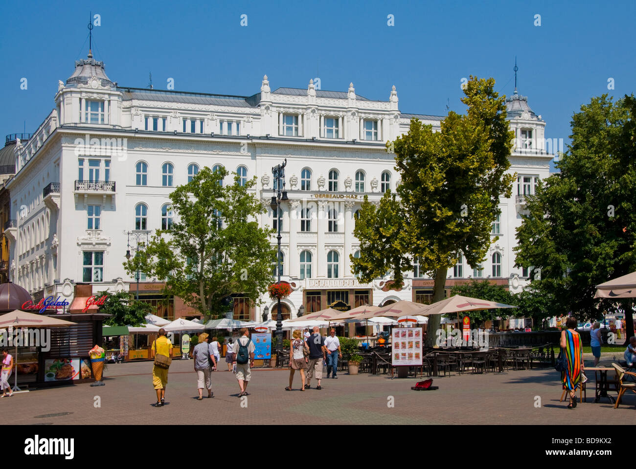 Budapest, Hongrie. Vorosmarty ter (square) Haz Gerbeaud Gerbeaud -'s café et pâtisserie sur rez-de-chaussée Banque D'Images