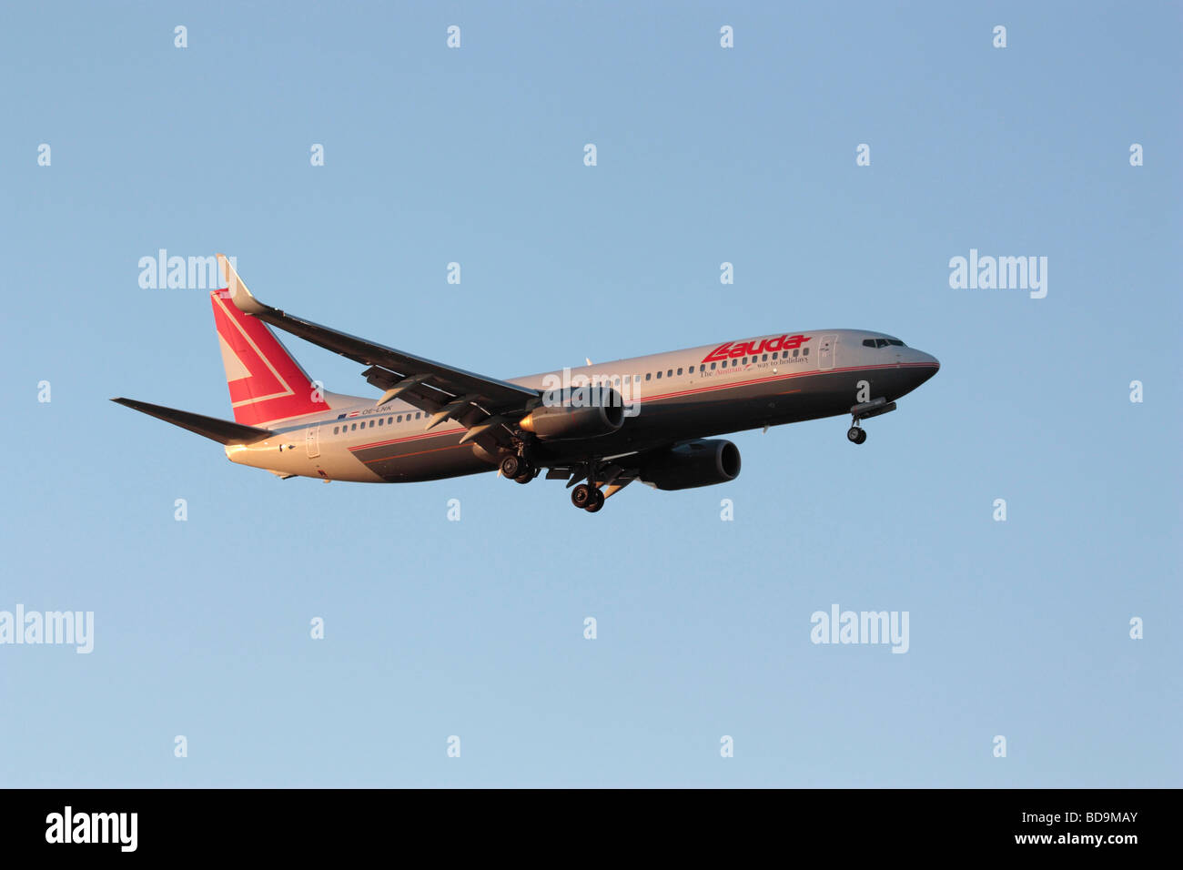 Lauda Air Boeing 737-800 d'arriver au coucher du soleil Banque D'Images