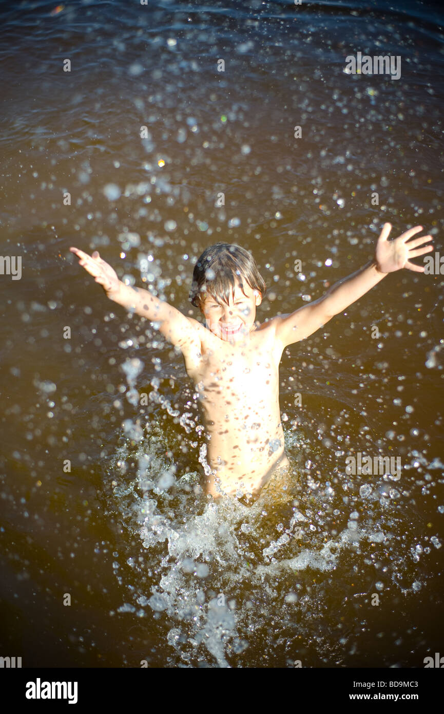Samuel s'amusant, pour les enfants adorent l'eau seulement Banque D'Images