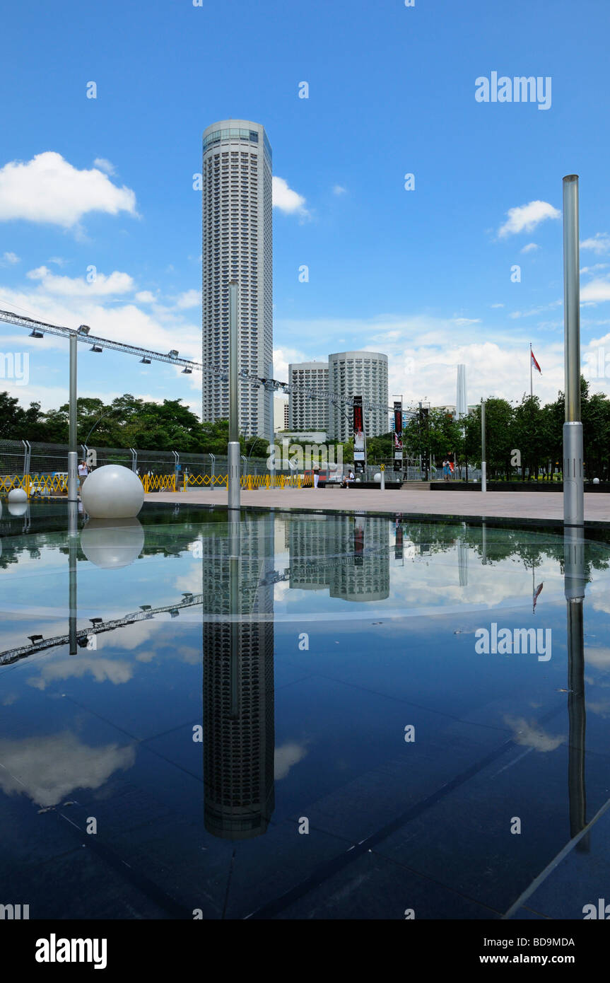 Reflet De la Stamford Plaza et de la ville de Raffles, NAS de Singapour Banque D'Images