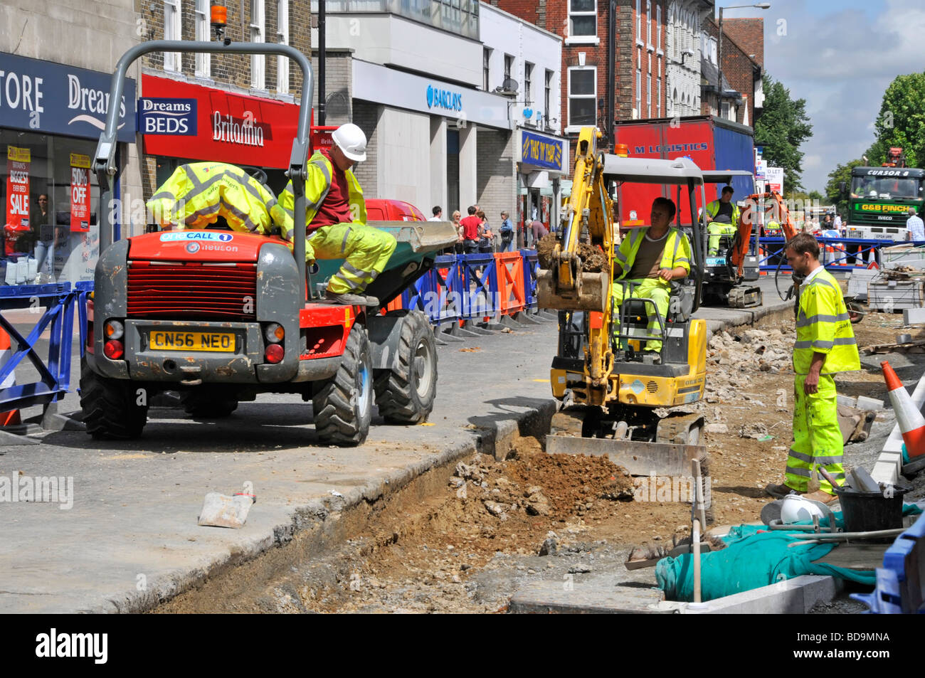 Brentwood shopping high street à améliorer les routes et trottoirs avec mini digger et dumper Banque D'Images