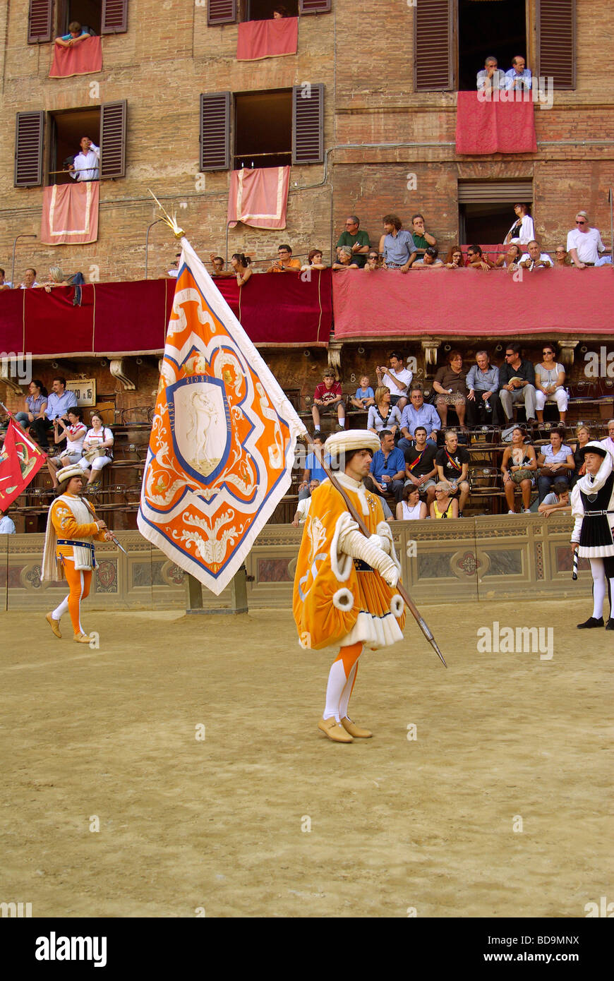 Porte-drapeau de la Licorne - Contrada Siena Palio, un événement deux fois par an de l'apparat et course de chevaux Banque D'Images