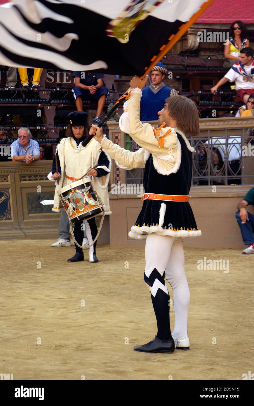 Lanceur de drapeaux du Palio de Sienne - Contrada She-Wolf, un événement deux fois par an de l'apparat et course de chevaux Banque D'Images