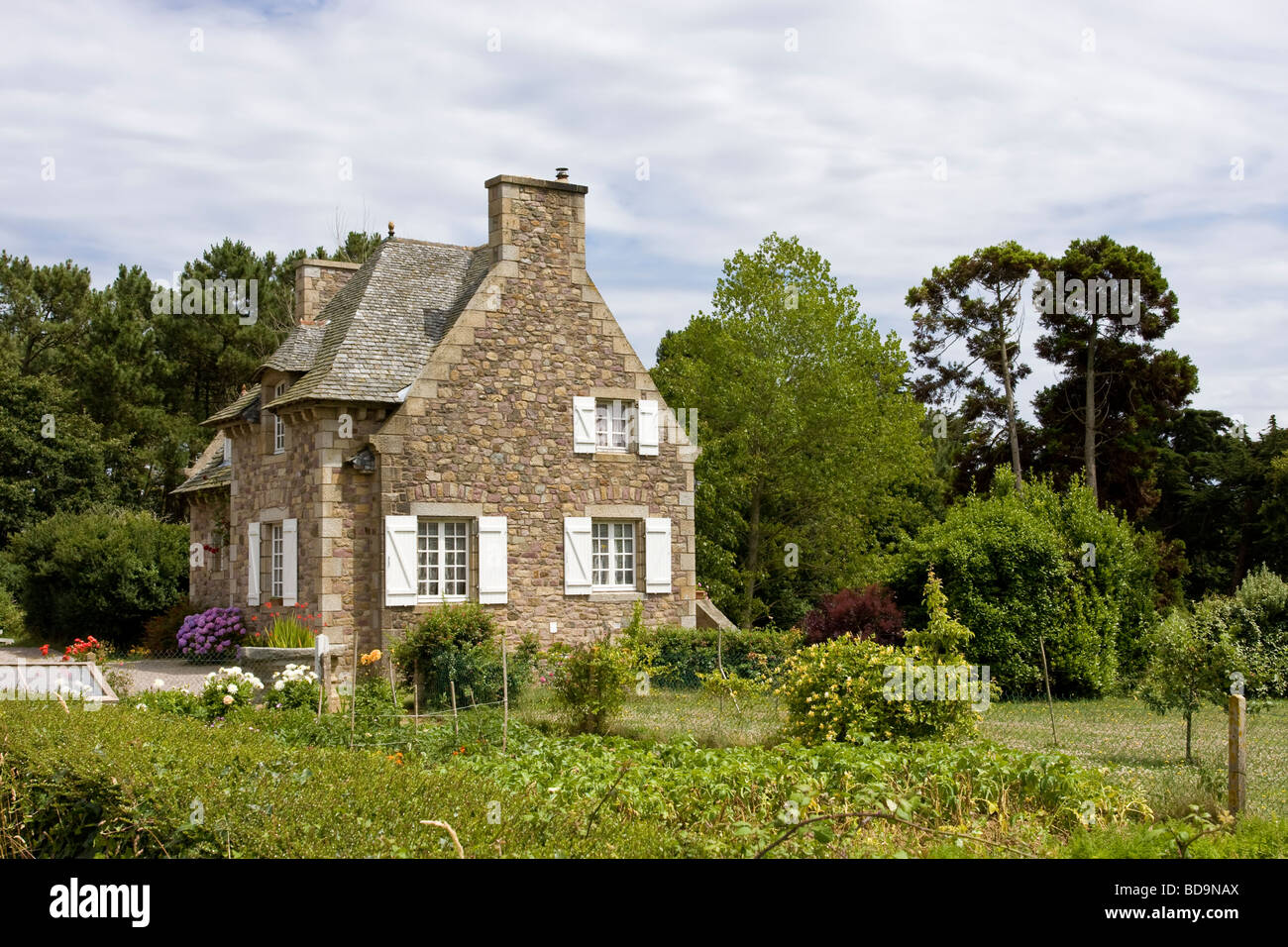 Bretagne typique maison en pierre près de la forêt Banque D'Images
