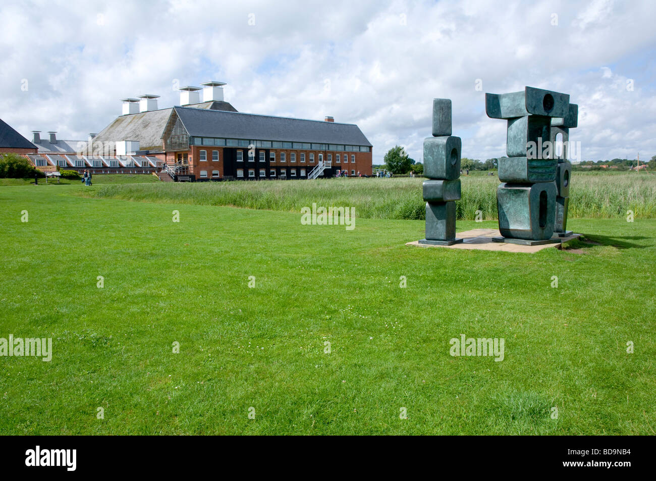 Le Snape Maltings, Suffolk. Dans l'avant-plan est une sculpture par Barbara Hepworth Banque D'Images